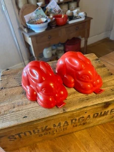 Par de moldes de gelatina de conejo de plástico rojo vintage - Kitsch - Kitchenalia! - Imagen 1 de 3