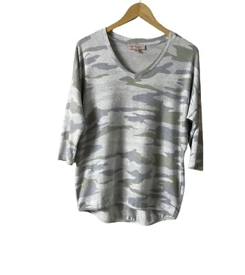 Acogedora camiseta Philosphy para mujer con cuello en V en gris estampado de nubes camufladas talla M Foto 1 de 4