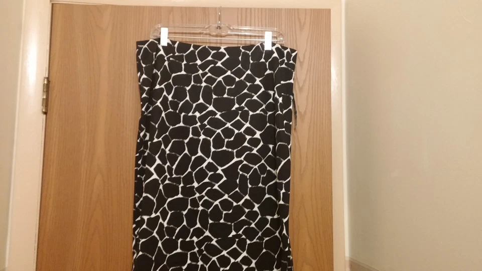 Women's "Bold Giraffe" print skirt from Alfani-size 16 - Image 1 of 3