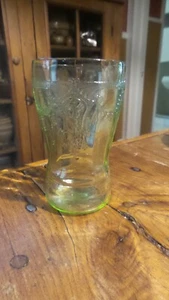 "Antiguo vaso de jugo de depresión CAMEO, BAILARINA, verde, 3-5/8" - Imagen 1 de 3