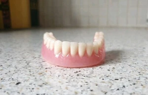 Zahnprothese,zahnersatz,prothese,niedriger dental,Gebiss,dentures,False teeth - Bild 1 von 5