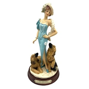 Elegante estatuilla de dama de la colección La Verona con perros afganos sobre base de madera - Imagen 1 de 6