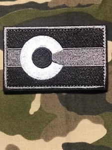 ¡PARCHE DE BANDERA DEL ESTADO COLORADO TÁCTICO SOMETIDO CON GANCHO TRASERO! GRIS NEGRO - Imagen 1 de 4