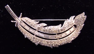 PIN BROCHE PLUMA TRIFARI DIAMANTES DE IMITACIÓN VINTAGE PLATEADO Y PAVÉ 2 1/4" DE LARGO - Imagen 1 de 4