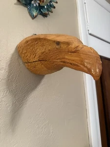 Escultura de pared con cabeza de águila de madera tallada a mano de colección firmada por artista - Imagen 1 de 15