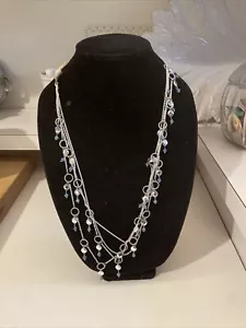 NEU OHNE ETIKETT LOFT DAMEN 32" SILBERFARBENE MEHRSTRANGIGE HALSKETTE MIT CHARMS & BINDEBAND - JL97 - Bild 1 von 4
