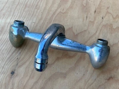 Accesorio de grifo de fregadero de latón vintage - era espacial retro - reutilizar, restaurar, piezas Foto 1 de 4