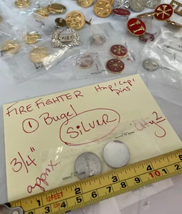 Sombrero de bombero Departamento de Bomberos Gorra Insignia Cantidad 2 PLATEADOS Ton Pins 1 Corneta Nuevo 1/2” - Imagen 1 de 5