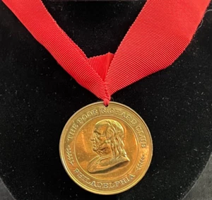 Vintage The Poor Richard Club Philadelphia PA USA Medal 1 5/8" Diameter - Picture 1 of 9