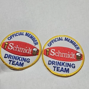 2 - TOPPA 3" RICAMATA VINTAGE NOS SCHMIDT BEER MEMBRO UFFICIALE DRINKING TEAM - Foto 1 di 1