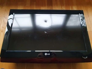 LG 26LG4000 26-inch Widescreen HD Ready LCD TV with DVD player Cracked Screen - Picture 1 of 10
