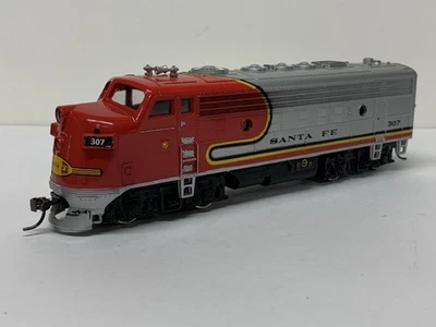 HO scale Bachman Santa Fe EMD F9 #307 Diesel Locomotive Tested And Works - Image 1 of 4