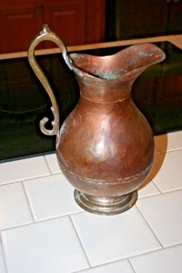 Antigua jarra de cobre primitiva hecha a mano de 11,5" con mango de latón - Usada - Imagen 1 de 12