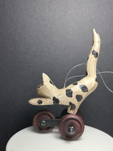 Estatuilla/gato sobre ruedas de 4" de madera de arte popular de madera de calico gato sobre ruedas - Imagen 1 de 7
