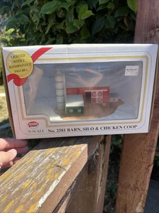 Model Power N Scale No. 2581 Barn Silo Coop Lighted-READ - Picture 1 of 4