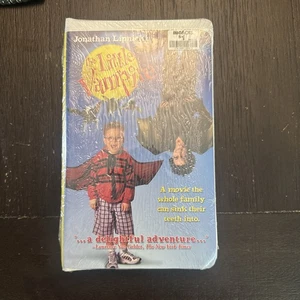 The Little Vampire (VHS, 2001, Clam Shell) New Factory Sealed one slight tear - Foto 1 di 6