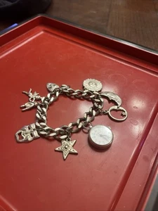 Pulsera gruesa vintage tono plata con dijes únicos + esfera de reloj - Imagen 1 de 7