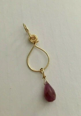 Colgante de alambre briollette rubí africano natural relleno de oro hecho a mano lágrima  Foto 1 de 3