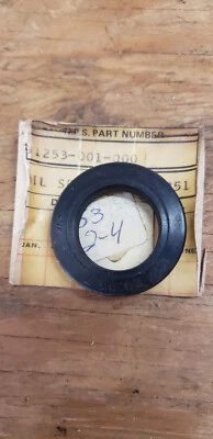 Vedação de óleo de roda traseira OEM Honda C100 CA100 C102 CA102 C105 T CA105T C110 CA110 - Imagem 1 de 2