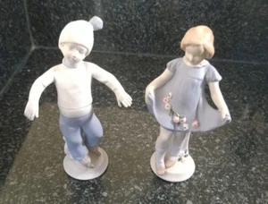 Vintage deutsches Biskuitporzellan Junge Skater & junges Mädchen im blauen Kleid Figuren - Bild 1 von 9