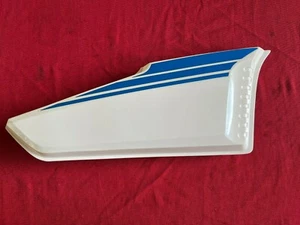 NUEVO DE LOTE - DAELIM TRAC DH100 SUPER HAWK CUBIERTA LATERAL DERECHA - BLANCO/AZUL - Imagen 1 de 4