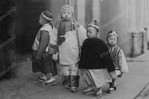 Kinder in Kostümen Chinatown erkunden! Professioneller Fotolabor Nachdruck - Bild 1 von 1