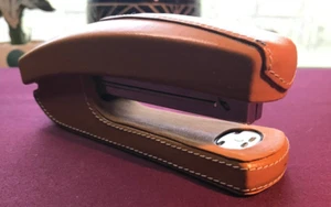 Grapadora vintage Morgan de cuero Levenger - Imagen 1 de 5