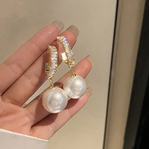 Hermosos aretes colgantes enchapados en oro de 18k circonitas y perlas blancas círculo de la vida - Imagen 1 de 3