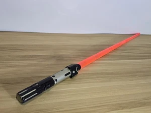 Star Wars Lightsaber Force Action Spring Loaded Red Darth Vader 2006 *READ* - Foto 1 di 10
