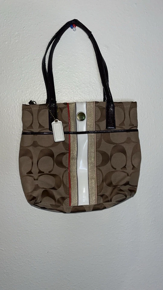 Bolso de Mano Coach F24666 Signature Multi Rayas Caqui/Vermillion Multicolor Tiene Artículos Foto 1 de 4