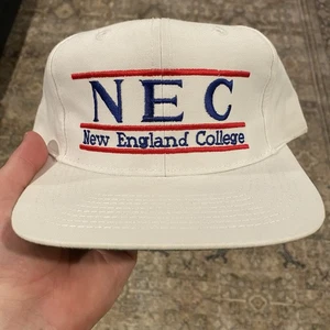 Cappello Berretto Vintage NEC New England College Snapback Split Bar NCAA The Game Nuovo senza etichette - Foto 1 di 10