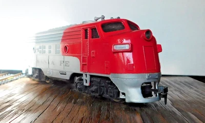 Model Power F7 Diesel Locomotive ~ SANTA FE ~ Traction Wheels Rd# 307 - HO - Image 1 of 4