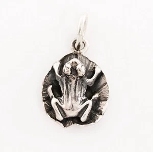 STERLING SILVER 3D FROG ON LILYPAD CHARM PENDANT - Picture 1 of 4