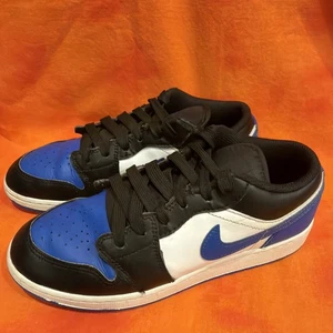 Nike Air Jordan 1 Low SE Alternate Royal Toe  (GS) 553560-140 Size 5.5y - Picture 1 of 7