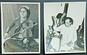 FOTOGRAFÍAS DE MÚSICOS DE LA INDIA: CONJUNTO DE CUATRO VIOLINISTAS, CANTANTE DE DRUPAD, JUGADOR DE SAROD ET - Imagen 1 de 5