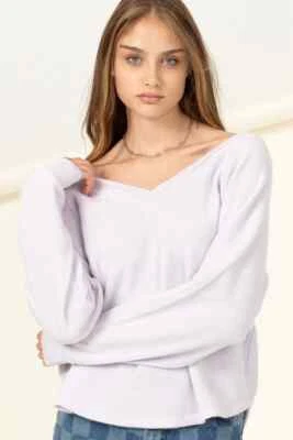 Top de mujer Double Zero polar cuello en V calce cuadrado manga larga en lila Foto 1 de 4