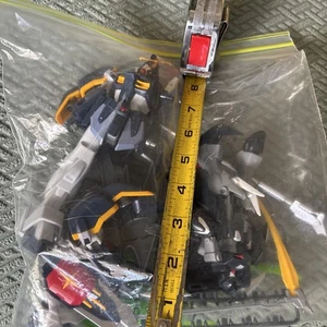 Lote de figuras de acción y piezas de Gundam - Imagen 1 de 4
