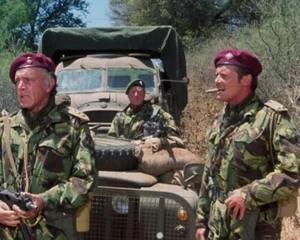 ROGER MOORE - RICHARD BURTON - 10" x 8" Photograph THE WILD GEESE 1978 - Picture 1 of 1