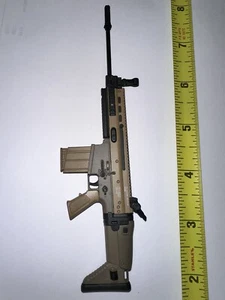 1/6 scale Sideshow Desset Tan Machine Gun Rifle With Folding Sights - Picture 1 of 4