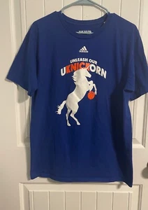 Mens Adidas Go To Tee Knicks Crewneck Blue T-Shirt Unleash Our Uknickorn Large - Picture 1 of 3