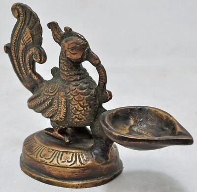 Antigua Estatuilla de Pájaro de Latón Diya Luz de Aceite Lámpara Soporte Original Antiguo Hecho a Mano  Foto 1 de 4