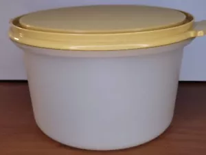 ✅ Vintage Tupperware Cake Carrier 683-8 Base 684-8 Lid Yellow Round Storage - Picture 1 of 8