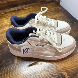 Reebok White Sneakers Size 4K - Picture 1 of 9