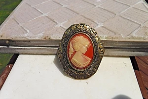 VINTAGE COSTUME JEWELRY PERI WHITE CAMEO W/ PEACH BACK GOLD TONE BROOCH/NECKLACE - Picture 1 of 12