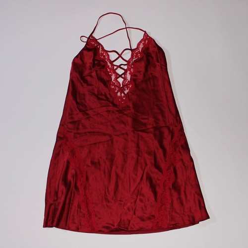 UNDERCOVER Abito Victoria's Secret rosso con spalline e ritagli in pizzo e schiena profonda