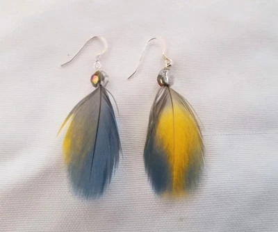 Joyería artesanal Pendientes colgantes plumas azules y amarillas con cuentas de cristal boho Foto 1 de 4