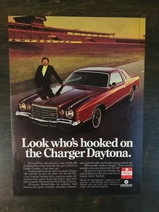 Caricabatteria Dodge Daytona 1976 vintage pagina completa pubblicità colore originale - Foto 1 di 1