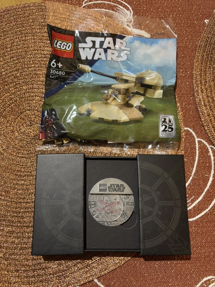 LEGO Star Wars - Battle of Yavin Coin + 30680 AAT Polybag GWP Brand New - Image 1 of 1