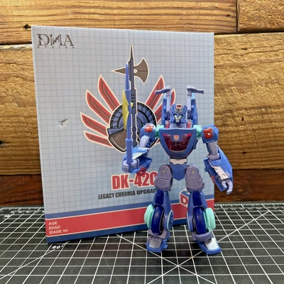 Transformers Legacy United Deluxe Class Chromia con ADN DK-42C Kit de actualización Foto 1 de 4
