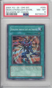 PSA 8 - Tarjeta Yu-Gi-Oh COI-095 - DEDICACIÓN A TRAVÉS DE LA LUZ Y LA OSCURIDAD (súper) casi nueva-como nueva - Imagen 1 de 2